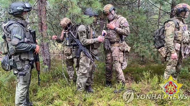 벨라루스군과 합동훈련하는 바그너용병 [벨라루스 국방부 via AP 연합뉴스 자료사진. 재판매 및 DB 금지]