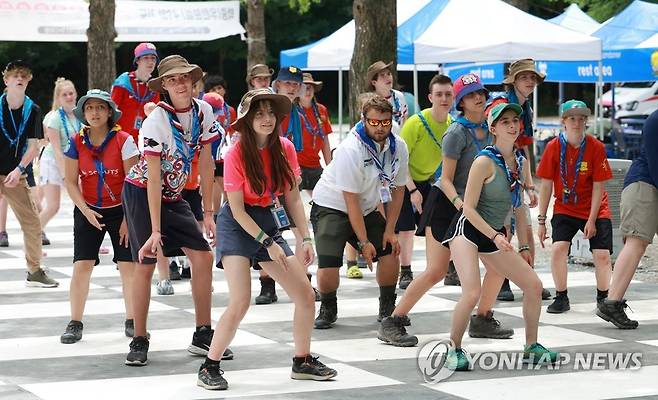 춤 배우는 스카우트 대원들 (고창=연합뉴스) 새만금 세계잼버리 스카우트 대원들이 4일 전북 고창군 선운사 템플스테이 지역 연계 프로그램에 참여해 춤을 배우고 있다. 2023.8.4 [전북도 제공. 재판매 및 DB 금지] sollenso@yna.co.kr