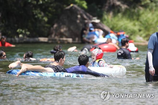 '물놀이로 무더위 날려' [연합뉴스 자료사진]