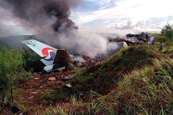 1997년 8월 6일 김포국제공항에서 출발해 미국 괌 아가나국제공항에서 착륙 도중 추락한 대한항공 801편의 모습. (사진=연합뉴스)