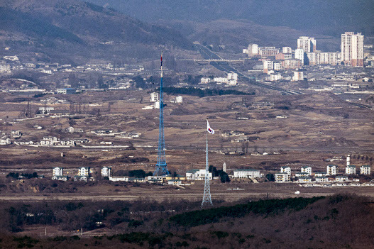 한미연합연습 ‘자유의 방패’(프리덤실드·FS)가 시작된 지난 3월 13일 경기도 파주시 접경지역에서 바라본 서부전선 비무장지대(DMZ)에서 남측 대성동 마을 태극기와 북측 기정동 마을 인공기가 마주보고 있다. (사진=연합뉴스)