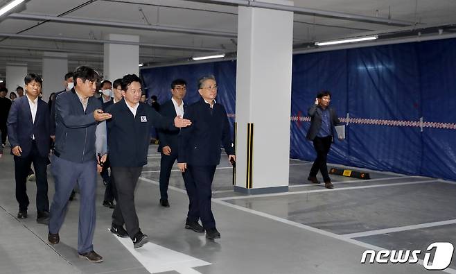 원희룡 국토교통부 장관이 6일 오후 경기 파주시 운정신도시에 위치한 LH 아파트 무량판 철근 누락 보강공사 현장을 점검하고 있다. 2023.8.6/뉴스1 ⓒ News1 장수영 기자