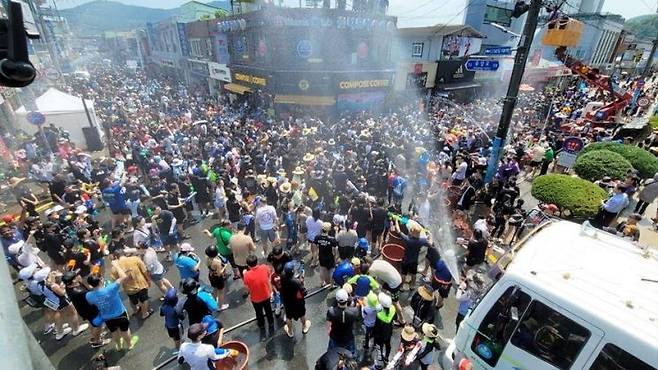 1만 명이 참여해 수국통일(水國統一) 주제로 살수대첩 거리 퍼레이드가 펼쳐졌다. [사진제공=장흥군]