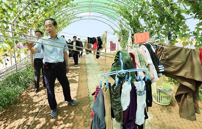 한덕수 국무총리가 5일 오전 전북 부안군에서 열리고 있는 2023 새만금 세계스카우트잼버리 대회장을 찾아 폭염 대응 상황 및 지원현황 등을 점검하고 있다. /연합뉴스