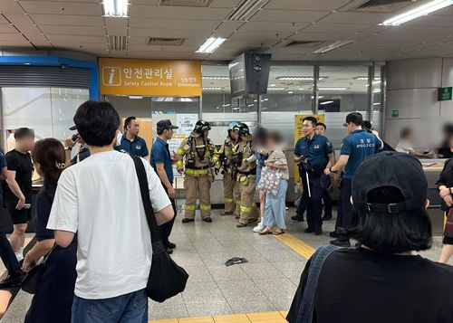 6일 서울 강남구 역삼동 신논현역에서 가스테러와 난동범 오인 신고가 들어와 승객들이 대피하는 소동이 벌어졌다. 이 과정에서 일부가 찰과상을 입고 병원으로 이송됐다. 사진은 출동한 경찰관과 소방대원이 현장을 수습하는 모습. /연합뉴스