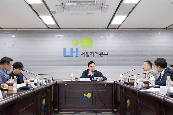 국토교통부는 7일(월요일)부터 9월 말까지 무량판 구조가 적용된 아파트 293곳(7월 말 기준)에 대한 전수점검을 실시하기로 했다.  사진은 원희룡 장관(가운데)이 지난달 30일 LH 서울지역본부에서 무량판 구조 주차장의 보강철근(전단보강근) 누락에 대한 대책 회의를 갖는 모습이다.  국토교통부 제공