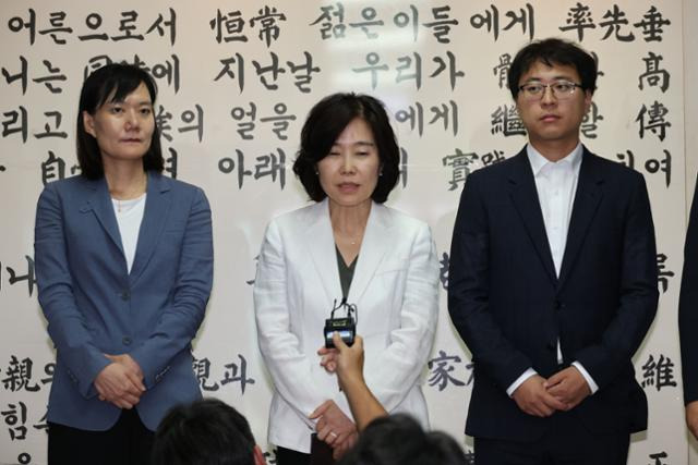 김은경(가운데) 더불어민주당 혁신위원장이 3일 서울 용산구 대한노인회 중앙회를 방문해 '노인 비하' 발언과 관련해 김호일 대한노인회장과 면담을 마친 뒤 발언하고 있다. 고영권 기자