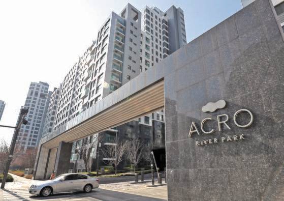 서울 서초구 반포동 아크로리버파크 전경. 김은경 민주당 혁신위원장은 이 아파트 한채를 두 아들과 함께 보유 중이다. 뉴스1