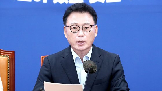 박광온 더불어민주당 원내대표가 6일 오전 서울 여의도 국회에서 열린 원내대표 취임 100일 기자간담회에서 모두발언을 하고 있다. 뉴스1