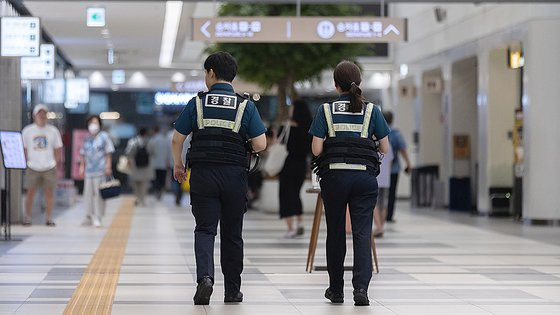 ‘묻지말 칼부림’ 사건으로 시민들의 불안감이 커진 6일 오전 서울의 한 버스터미널에서 경찰관들이 순찰을 하고 있다. 뉴스1