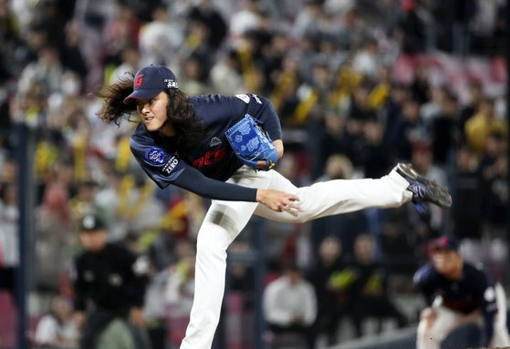 6일 KBO 역대 3호 팀 노히터를 합작한 롯데 투수 김원중. 연합뉴스