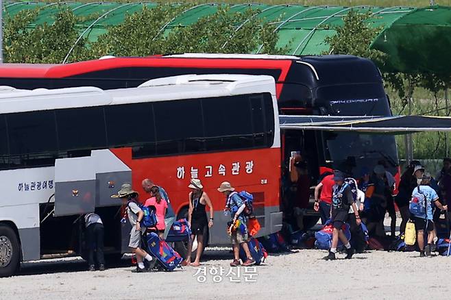 2023 새만금 세계스카우트 잼버리에서 조기 퇴영을 결정한 영국 대원들이 6일 전북 부안군 새만금 야영장에서 짐을 버스에 싣고 있다. 부안|조태형 기자