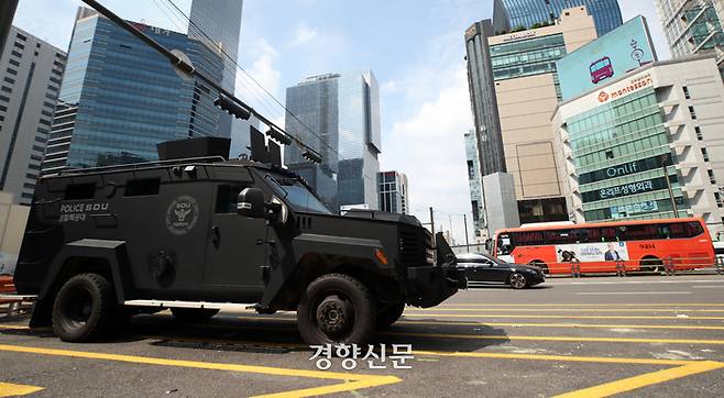 연이은 흉기난동으로 인해 휴일인 6일 서울 강남역 교차로에 경찰특공대 소속 장갑차가 비상대기하고 있다.2023.08.06 /서성일 선임기자