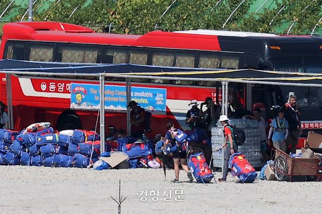 2023 새만금 세계스카우트 잼버리에서 조기 퇴영을 결정한 영국 대원들이 6일 전북 부안군 새만금 야영장에서 떠날 준비를 하고 있다. 부안|조태형 기자