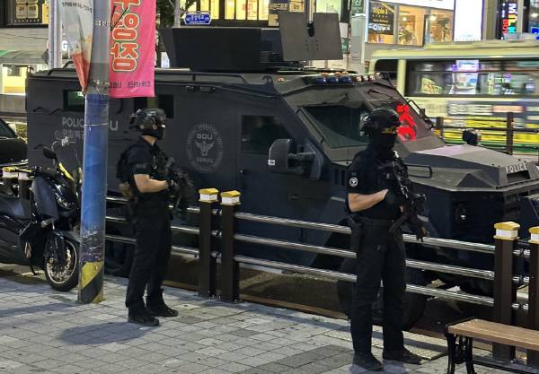 경찰이 남역과 부산 서면역, 세종 정부종합청사, 성남 오리역, 전북 부안 잼버리 행사장, 김해 신세계 백화점, 제주공항 등 인터넷에 게시된 ‘살인 예고글’에서 범행장소로 지목된 장소에 전술 장갑차를 배치했다. 사진은 부산 서면역 인근에 배치된 전술장갑차. 경찰청 제공