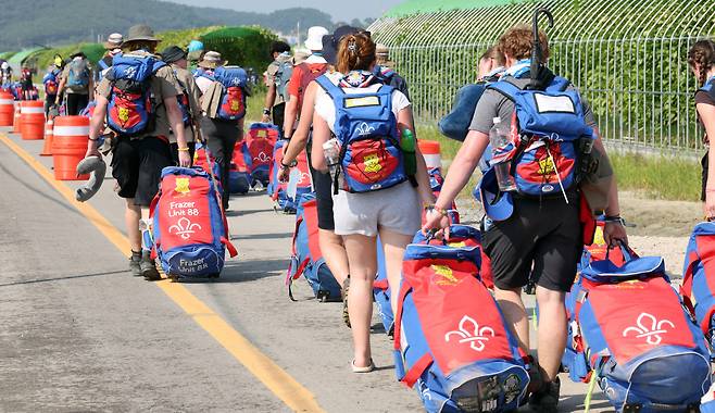 British Scouts leave the jamboree site in the Saemangeum reclaimed tidal flat area of Buan, North Jeolla Province, Sunday. (Yonhap)