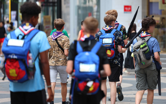 British scouts tour the Myeong-dong shopping area in Jung District, central Seoul, on Sunday afternoon. [YONHAP]