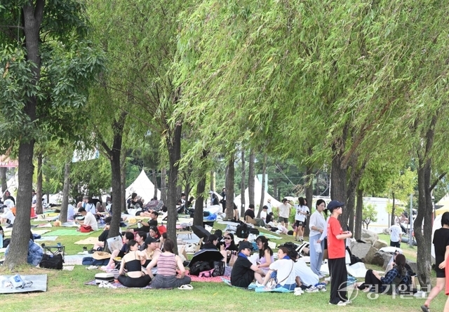 2023 인천 펜타포트 락 페스티벌 셋째날인 6일 오전 인천 연수구 송도달빛축제공원 행사장에서 나무그늘 밑에 자리잡은 관객들이 공연시간을 기다리고 있다. 장용준기자