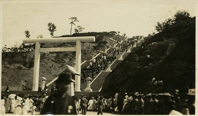 1930년대 이후 일제의 신사 참배 강요 압력이 커지며 참배자도 대폭 늘어났다. 조선신궁 참배자들이 행렬을 이루어 신사를 오르고 있다. [서울역사아카이브]