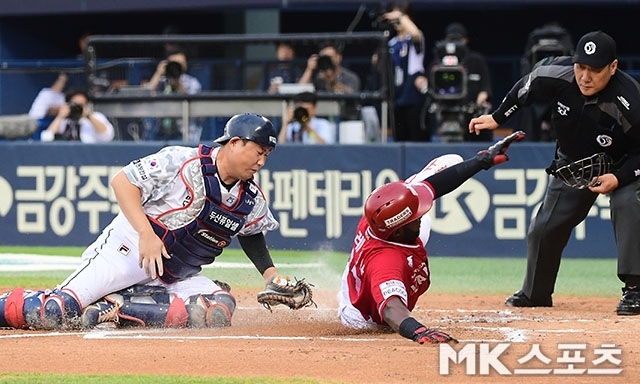 두산 벤치엔 주전 포수 양의지의 이탈이 치명적인 상황이다. 사진=김영구 기자