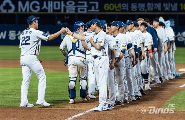 6일 창원 키움전에서 승전고를 울린 NC 선수단. 사진=NC 제공