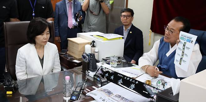 3일 용산 대한노인회 중앙회에서 김호일 회장이 노인폄하 발언 사과를 위해 방문한 더불어민주당 김은경 혁신위원장을 만나고 있다. [연합]