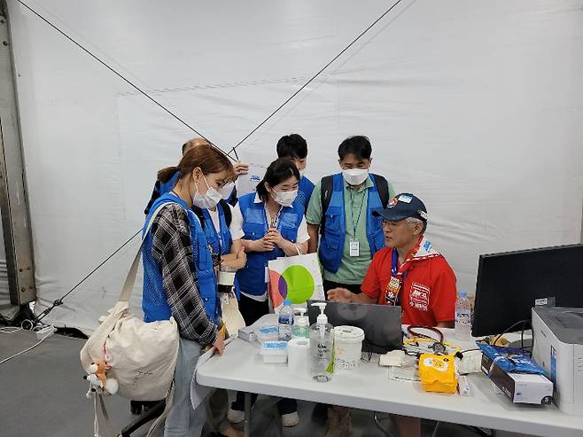 5일 새만금 세계스카우트 잼버리 현장에 도착한 삼성 의료지원단이 대회 관계자와 의료진료 대책을 논의하고 있다. 삼성전자 제공