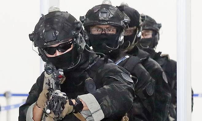 육군 9공수특전여단 대원들이 테러가 발생한 건물 내부에 침투하는 훈련을 하고 있다. 세계일보 자료사진