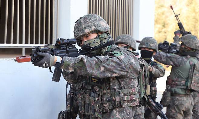 육군 2신속대응사단 장병들이 도시지역작전 훈련장에서 공정작전 훈련을 펼치고 있다. 세계일보 자료사진