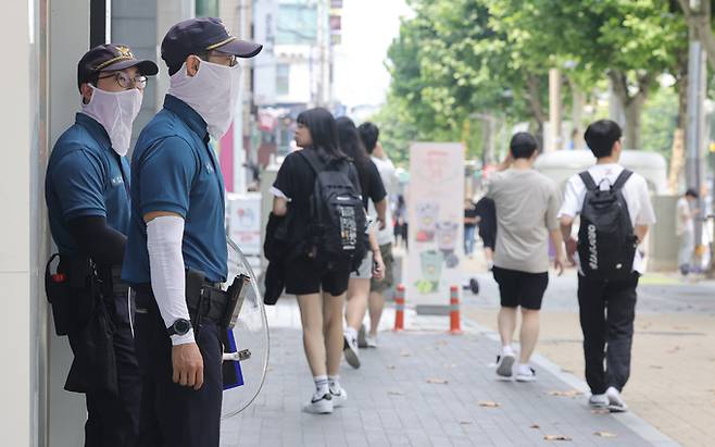 연이은 흉기 난동 사건 발생과 살인 예고 등으로 국민 불안감이 커지는 가운데 6일 서울 강남구 대치동 학원가에서 경찰들이 순찰을 하고 있다.