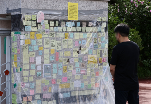 26일 서울 서초구 서이초등학교에서 담임교사 A씨를 추모하는 메시지가 붙어있다. 연합뉴스출처