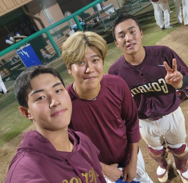 키움 김동규(맨 왼쪽)가 4일 춘천 SSG 퓨처스팀과 경기를 마치고 수훈선수 기념 사진을 촬영했다. /사진=키움 히어로즈