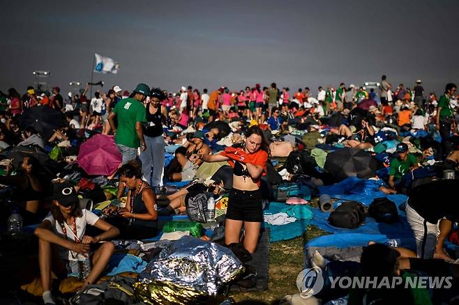 폭염 속에 몰려든 세계 각국 청년 순례자들 [AFP 연하뷴스. 재판매 및 DB 금지]