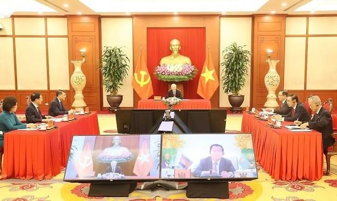 5일 훈센 캄보디아 총리와 화상통화 중인 응우옌 푸 쫑 베트남 공산당 서기장 [VN익스프레스 사이트 캡처. 재판매 및 DB 금지]