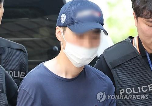 '분당 흉기 난동' 피의자 영장실질심사 출석 (성남=연합뉴스) 홍기원 기자 = 14명의 부상자가 발생한 '분당 흉기 난동' 사건 피의자 최모 씨가 5일 오후 구속 전 피의자 심문(영장실질심사)을 받기 위해 경기도 성남시 수원지방법원 성남지원으로 출석하고 있다. 2023.8.5 xanadu@yna.co.kr