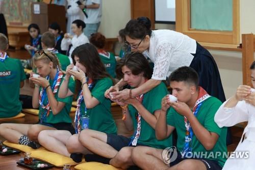 다도 체험하는 스카우트 대원들 [연합뉴스 자료사진]