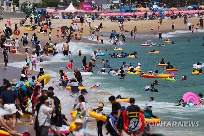 태풍 북상…거센 파도 속 물놀이 (부산=연합뉴스) 손형주 기자 = 6일 오후 부산 해운대해수욕장이 피서객들로 북적이고 있다. 해운대해수욕장은 바닷물의 높이가 가장 높아지는 대조기와 북상하는 제6호 태풍 카눈의 영향으로 이날 오전까지 부분적으로 수영금지가 내려지다 이날 오후부터 정상적으로 입욕이 허용되고 있다. 
  2023.8.6 handbrother@yna.co.kr