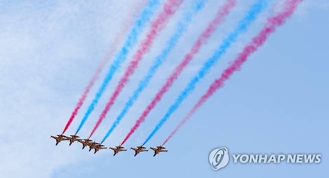 새만금 잼버리 축하 에어쇼 (부안=연합뉴스) 최영수 기자 = 공군 블랙이글스가 2023 새만금 세계스카우트잼버리를 축하하는 에어쇼를 6일 전북 부안군 야영장 상공에서 펼치고 있다 . 2023.8.6 kan@yna.co.kr