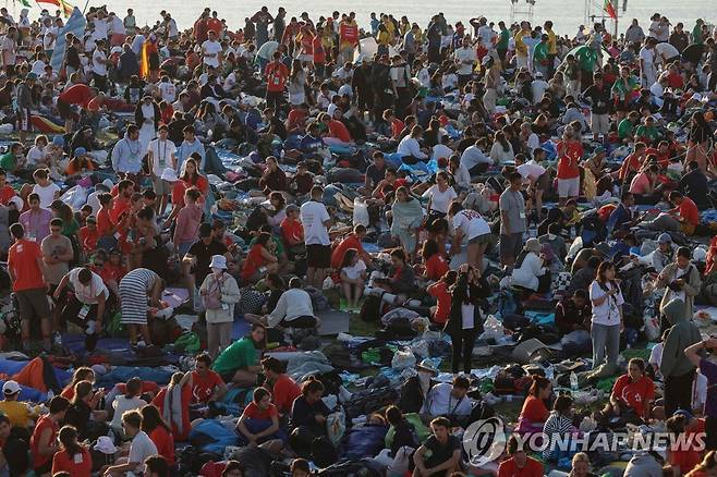 세계청년대회 인파 (리스본 AFP=연합뉴스) 6일(현지시간) 세계청년대회가 열리고 있는 포르투갈 수도 리스본의 테조 공원에 방문자들이 미사를 앞두고 모여 있다.