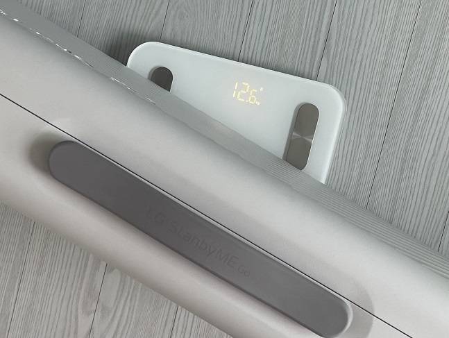 LG전자 스탠바이미 고의 무게는 12.7kg으로 다소 무겁다./사진=백유진 기자 byj@