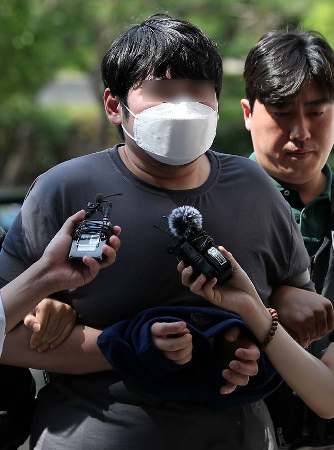 혜화역 흉기난동 살인예고 피의자 왕모씨(31)가 7일 오후 서울 서초구 서울중앙지방법원에서 열리는 구속 전 피의자 심문(영장실질심사)에 출석하고 있다. (사진=뉴스1)