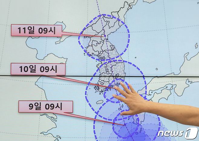 7일 오전 서울 동작구 기상청에서 예보분석관이 제6호 태풍 ‘카눈’ 진행 방향 등에 대해 설명하고 있다. 기상청은 이날 브리핑을 통해 태풍 카눈이 10일 오전 중 강도 '강'의 위력을 유지하면서 경남 통영 인근을 통해 내륙에 상륙할 전망이라고 밝혔다. 이후 한반도 중심을 관통하면서 전국 대부분 지역에 영향을 미치겠다고 전했다. 2023.8.7/뉴스1 ⓒ News1 이재명 기자