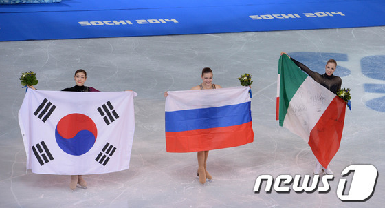 '피겨 여왕' 김연아가 21일(한국시간) 러시아 소치 해안 클러스터 아이스버그 스케이팅 팔라스 경기장에서 열린 프리 스케이팅 경기 후 러시아 아델리나 소트니코바(금메달ㆍ가운데), 카롤리나 코스트너(동메달)와 함께 국기 세레머니를 하고 있다. 김연아는 144.19점을 받아 전날 쇼트에서 받은 74.92점을 합산해 총점 219.11점으로 러시아의 소트니코바에 이어 은메달을 차지했다. 2014.2.21/뉴스1