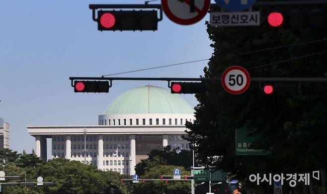 국회의사당 앞 교통 신호등이 일제히 빨간불을 가리키고 있다./윤동주 기자 doso7@