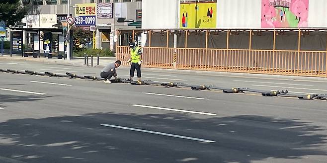 6일 오후 대구 북구 침산네거리 한 도로에 중앙분리대가 쓰러져 당국이 조치하고 있다. /연합뉴스