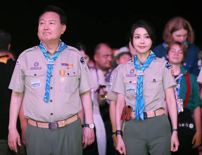 윤석열 대통령과 김건희 여사가 지난 2일 전북 부안군 새만금 일원에서 열린 '2023 새만금 제25회 세계스카우트 잼버리' 개영식에 참석해 이동하고 있다. /뉴스1