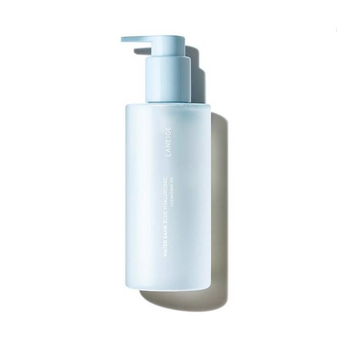 라네즈 워터뱅크 블루 히알루로닉 클렌징 오일 - 물처럼 가볍고 끈적임을 남기지 않는, 저분자 히알루론산 함유 클렌징 오일. 세정력 강하면서 수분도 남긴다. 250ml 3만 8천 원.