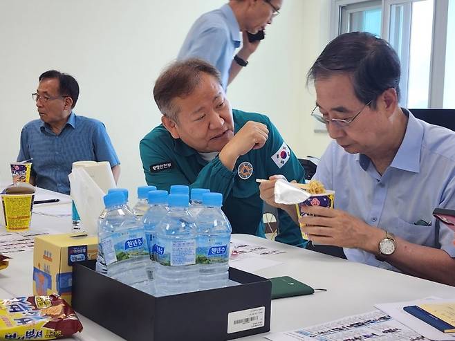 한덕수 국무총리가 6일 오후 전북 부안군 새만금 세계스카우트잼버리 현장을 찾아 임시상황실에서 이상민 행정안전부 장관과 대화하고 있다. 2023.8.6 [총리실 제공, 재판매 및 DB 금지] photo@yna.co.kr (끝)