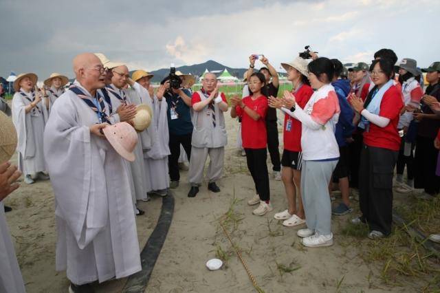 2023 전북 부안군 새만금 세계스카우트잼버리 행사장에서 7일 참가자들을 만난 대한불교조계종 총무원장 진우스님. 대한불교조계종 제공