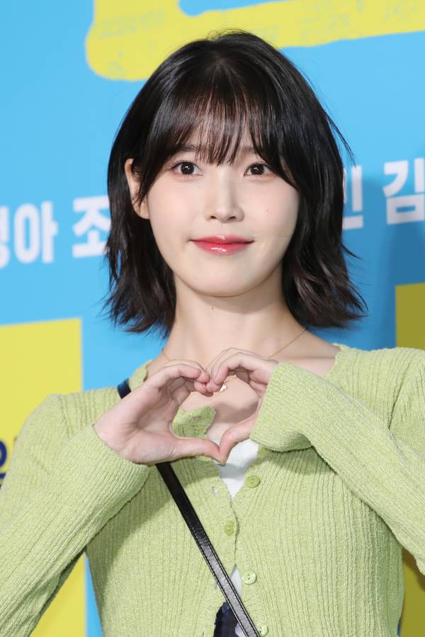 영화 '밀수' 쇼케이스 및 VIP시사회가 20일 오후 서울 강남구 메가박스 코엑스에서 열렸다. 배우 아이유가 참석해 포즈를 취하고 있다. '밀수'는 바다에 던져진 생필품을 건지며 생계를 이어가던 사람들 앞에 일생일대의 큰 판이 벌어지는 해양범죄활극이다. 오는 26일 개봉. 서병수 기자 qudtn@edaily.co.kr /2023.07.20/